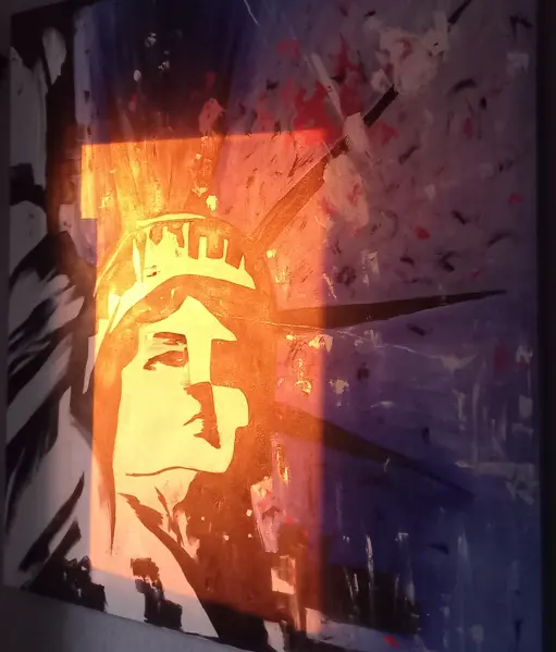 Tableau peint représentant un visage stylisé baigné de lumière chaude, œuvre artistique créée comme expression personnelle et symbole de reconstruction après une épreuve.